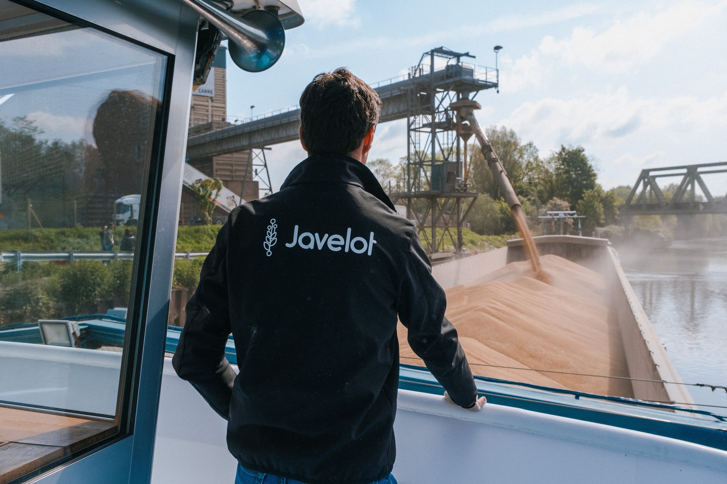 Salarié Javelot qui regarde le stockage des céréales